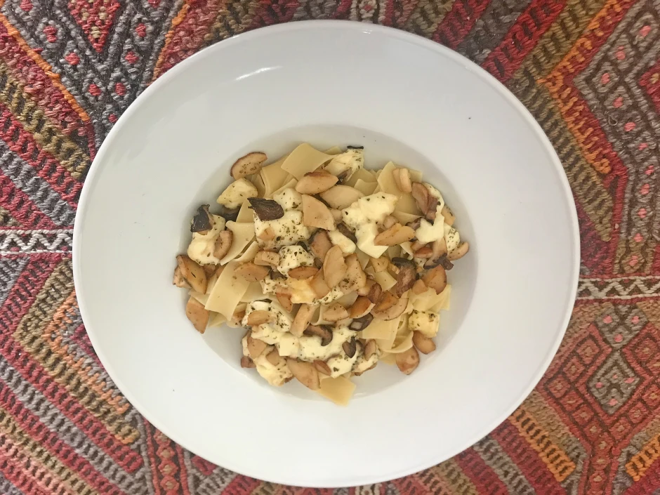 Käse-Kräuterseitlinge auf Bandnudeln