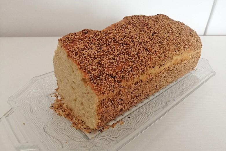 Buttermilchkuchen mit Sesam
