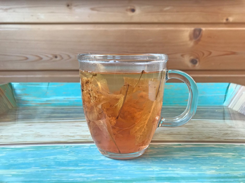 Lindenblüten-Holundertee mit Aperol