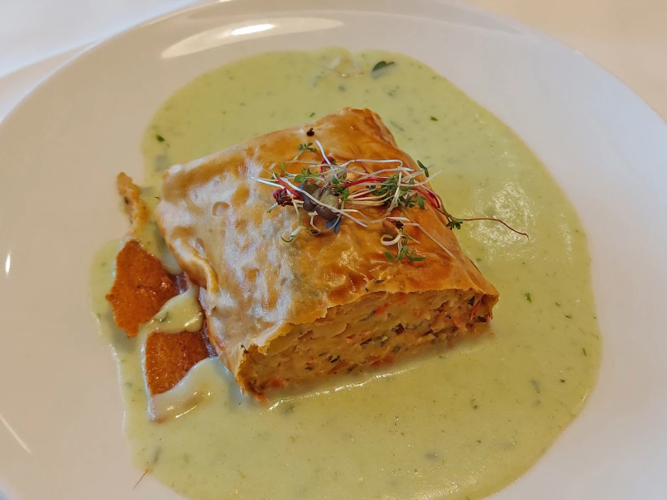 Gem&uuml;sestrudel mit Kr&auml;utersauce