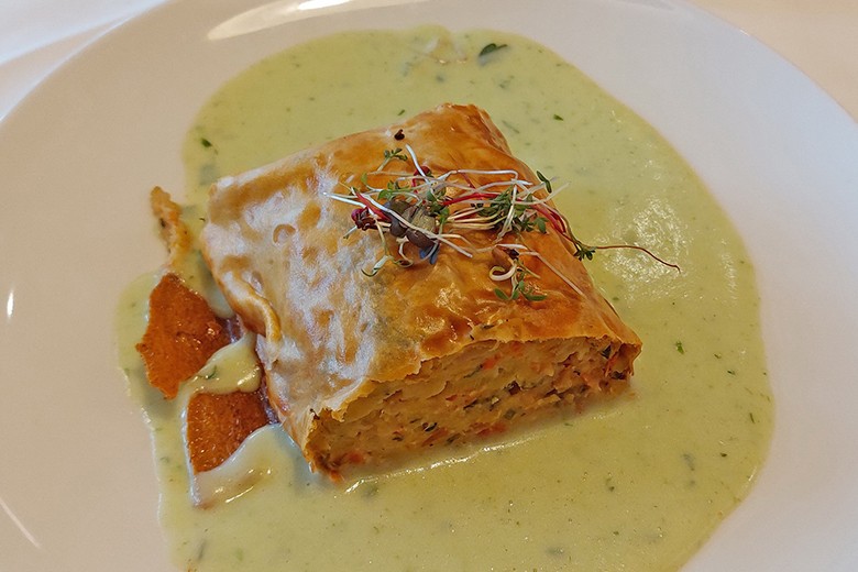Gemüsestrudel mit Kräutersauce