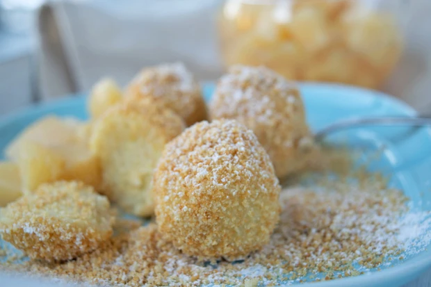 Topfennockerl mit Brösel und Kompott
