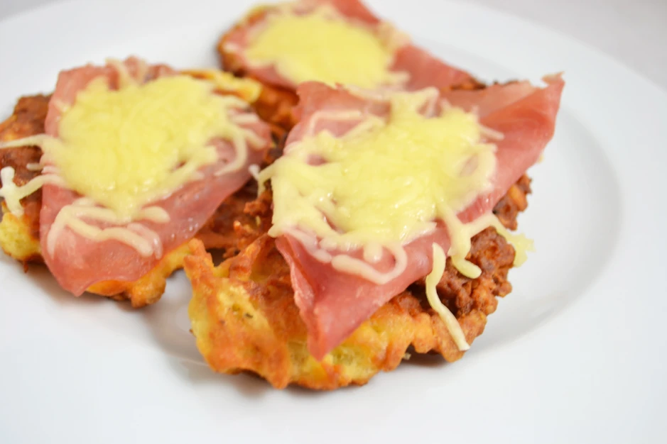 Kartoffelpuffer mit Schinken und Käse