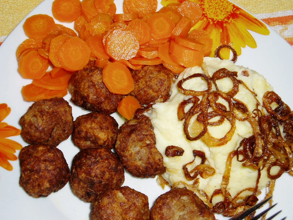 Hackb&auml;llchen mit Karotten und P&uuml;rree
