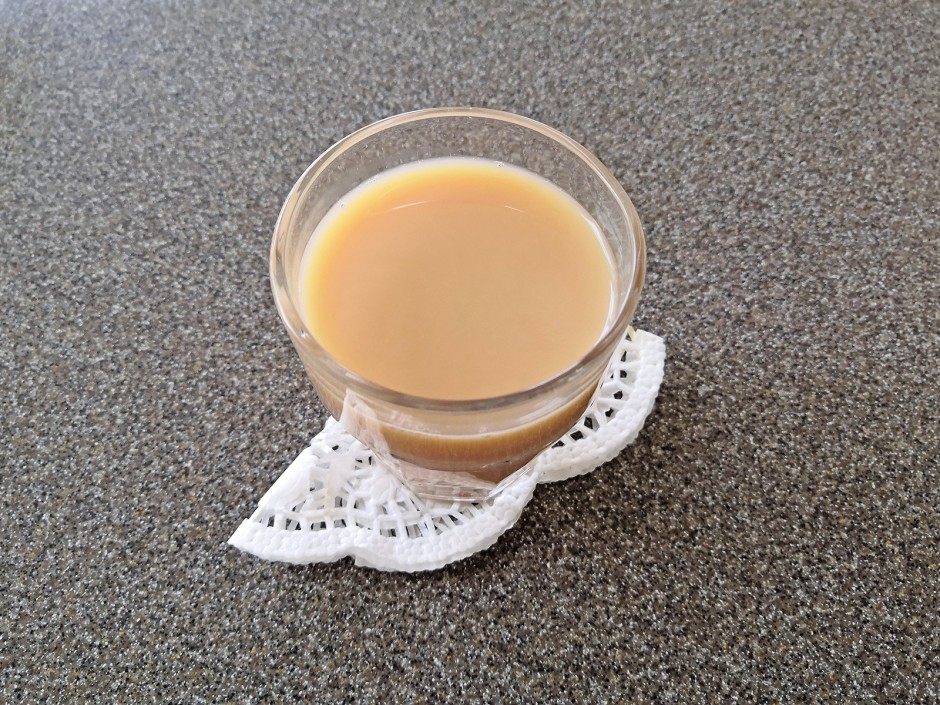 Honigtee mit Milch