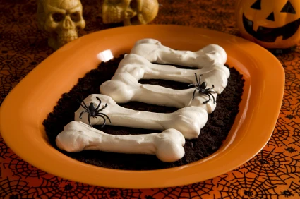 Halloween Knochen mit Spinnen