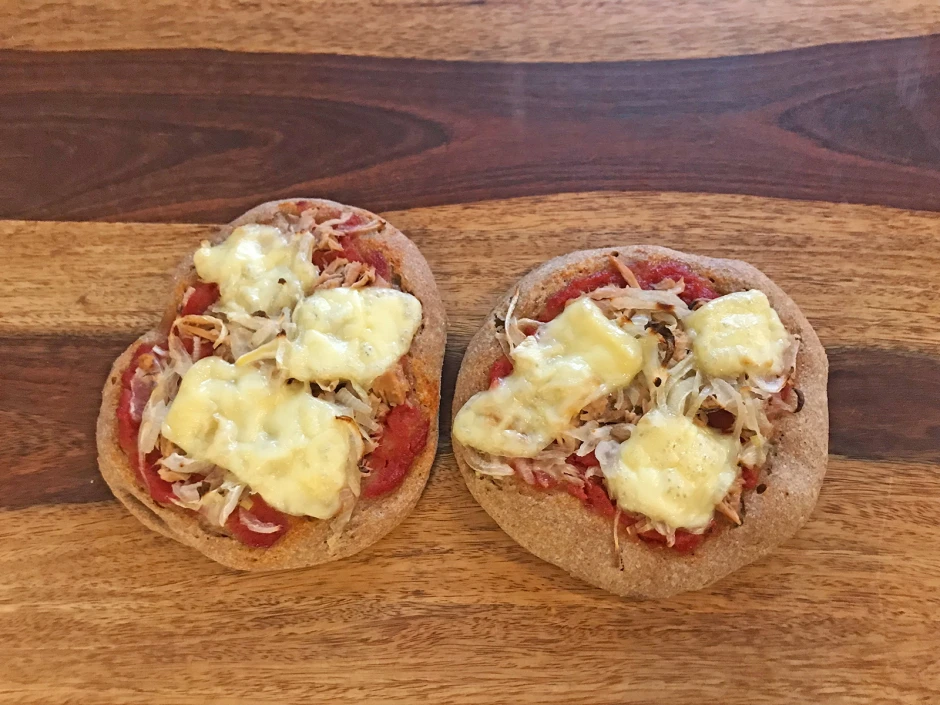 Vollkornpizza mit Thunfisch