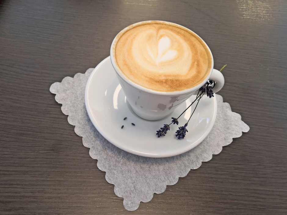 Cappuccino mit Lavendellik&ouml;r