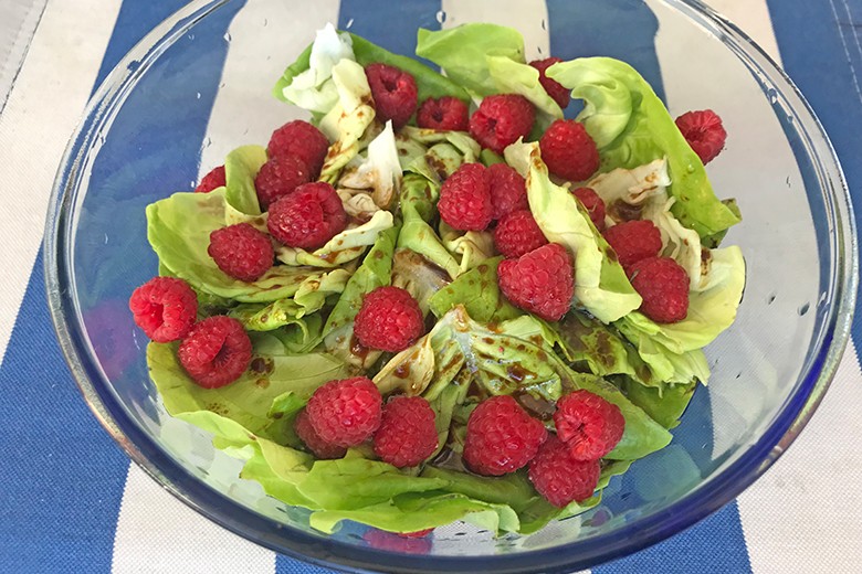 Häuptlsalat mit Himbeeren und Balsamico-Dressing
