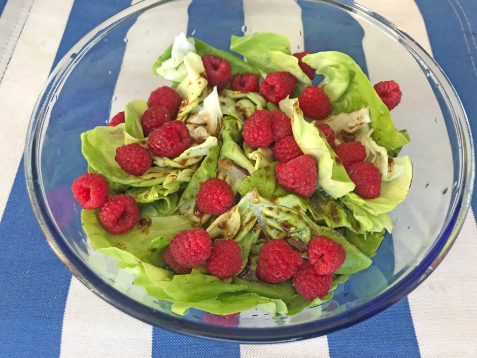 H&auml;uptlsalat mit Himbeeren und Balsamico-Dressing