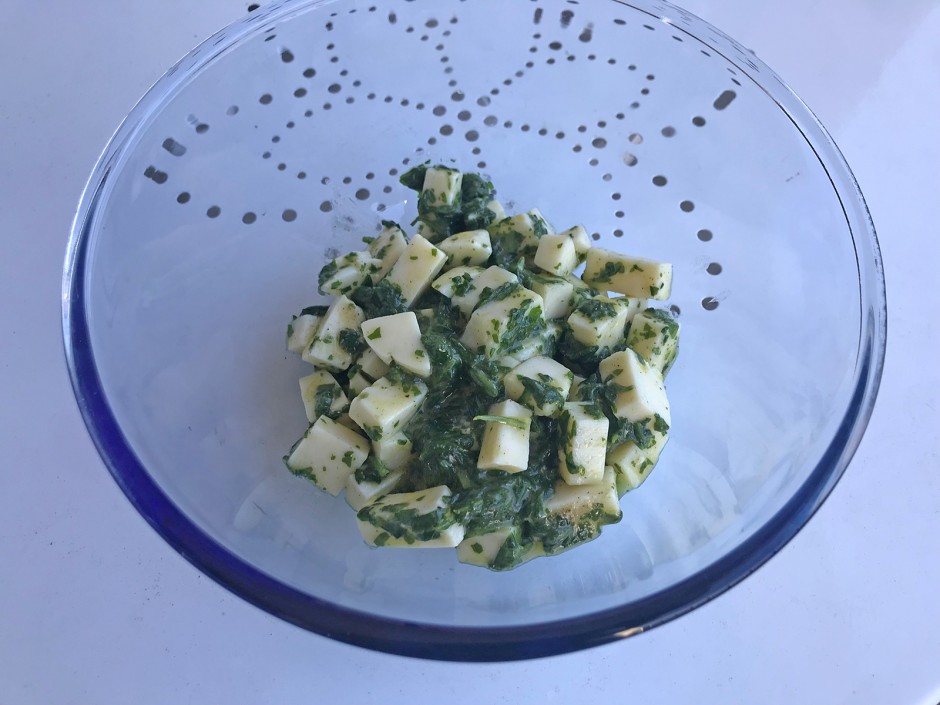 Scamorza, mariniert mit Babyspinat