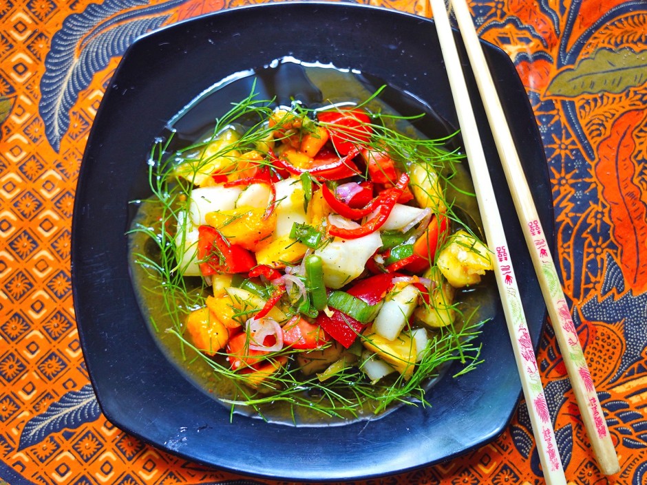 Gemischter bunter Salat mit Mango und Ananas