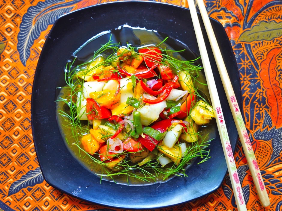 Gemischter bunter Salat mit Mango und Ananas