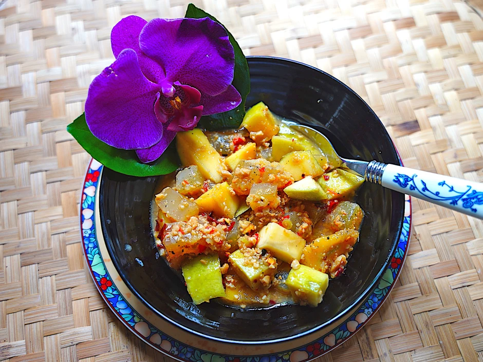 Fruchtsalat mit unreifer Mango, Nata de Coco und Erdnusssambal