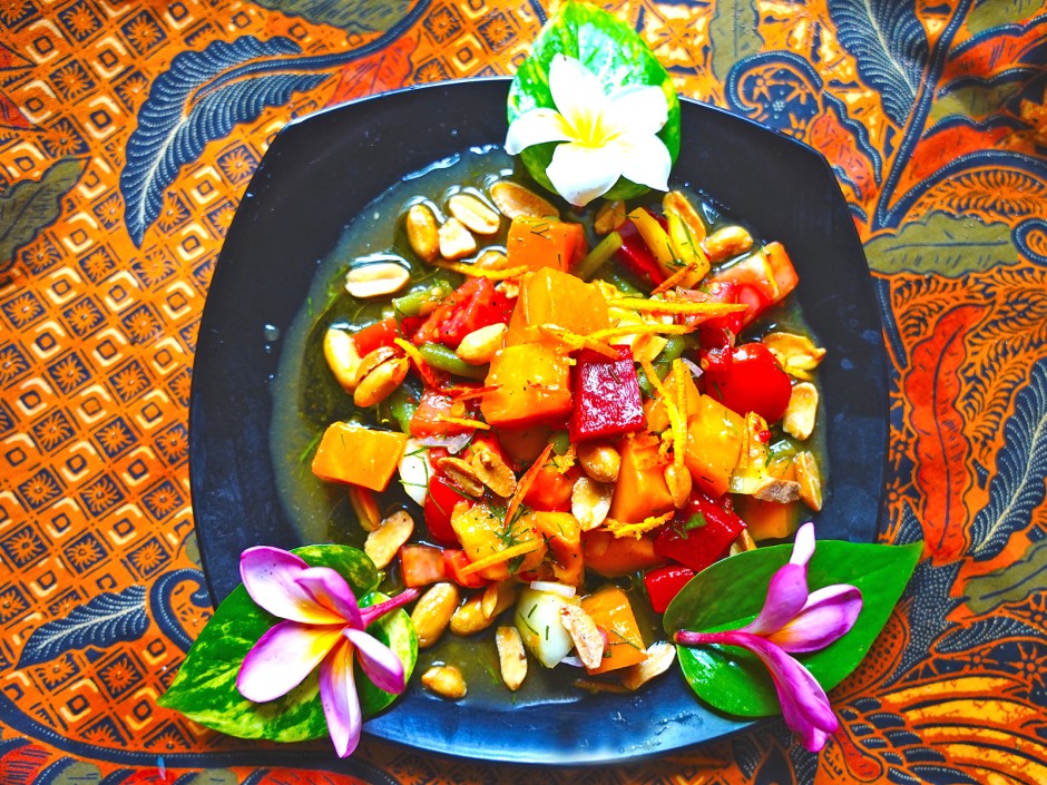 Knackig bunter Salat mit Mango und Erdnüssen