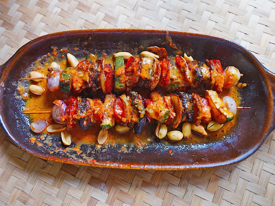 Frittierte Gemüsespieße mit mariniertem Schweinefleisch