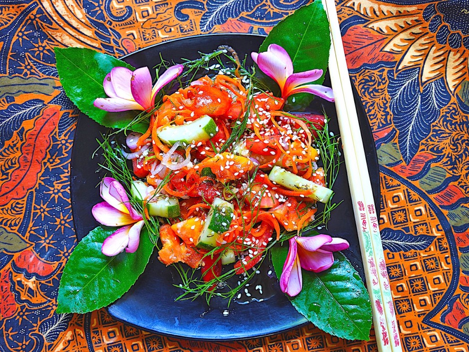 Gemischter Tomatensalat mit Papaya und Gurken