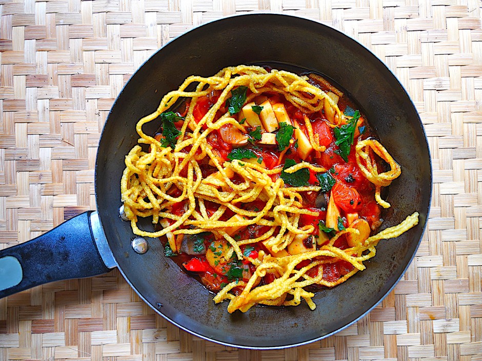 Tomaten-Pilzragout mit knusprigen Nudeln