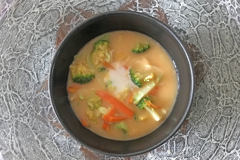 Ramensuppe mit Kokosmilch und Gemüse