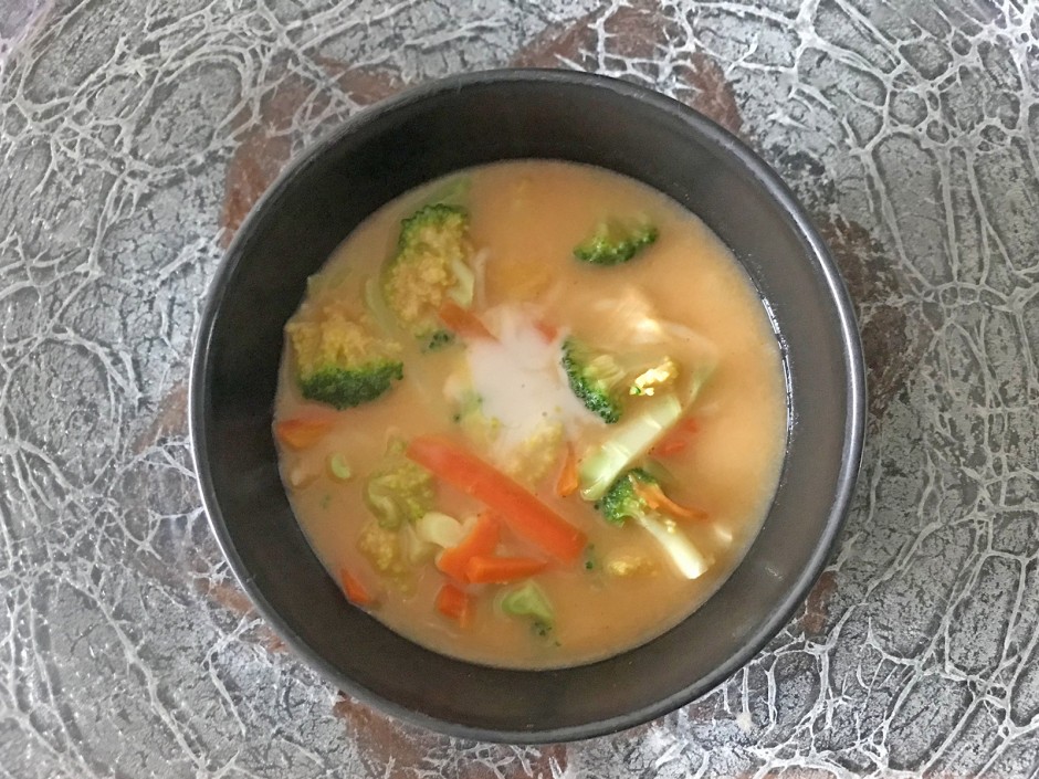 Ramensuppe mit Kokosmilch und Gemüse