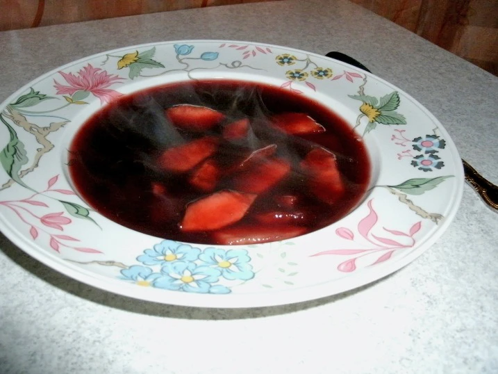 Holunderbeersuppe mit Apfelstückchen