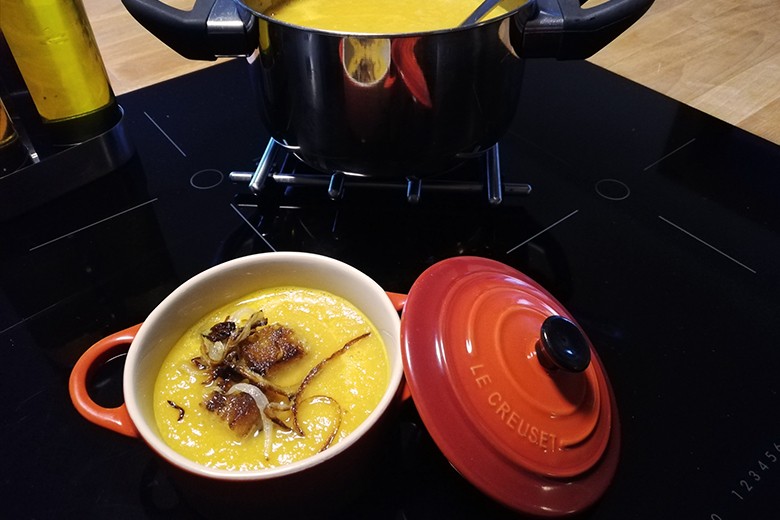 Karottensuppe mit Röstzwiebeln