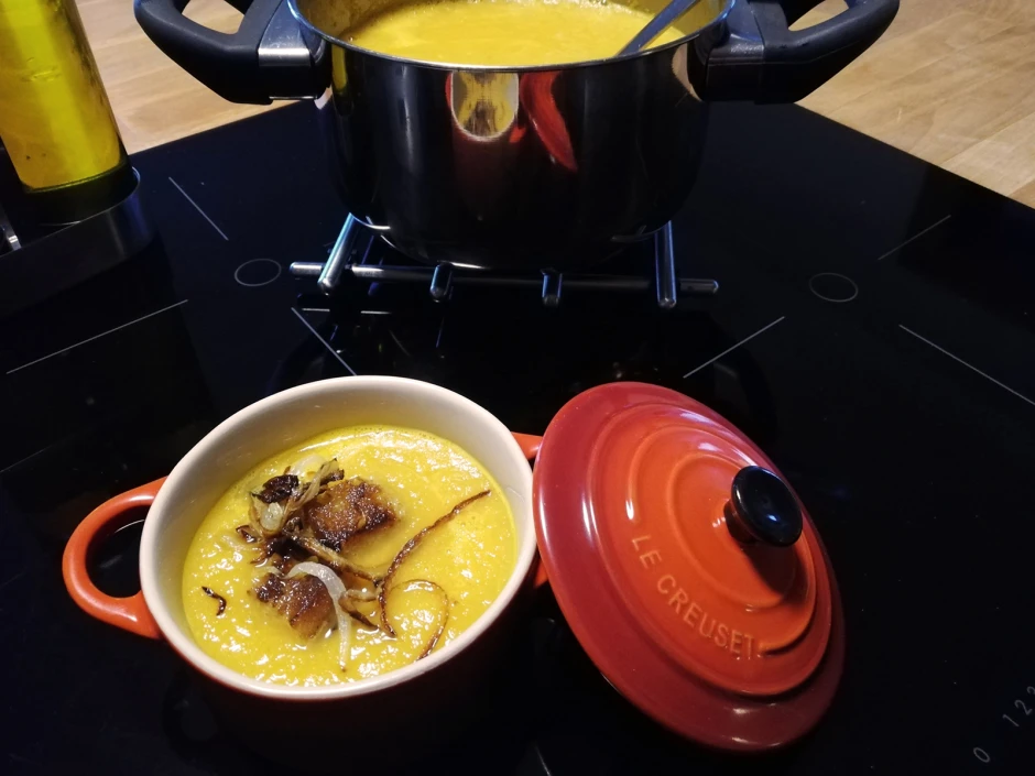 Karottensuppe mit R&ouml;stzwiebeln
