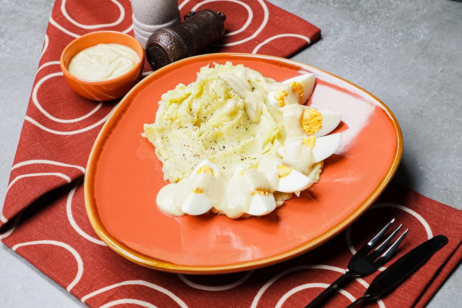 Eier mit Senfsoße