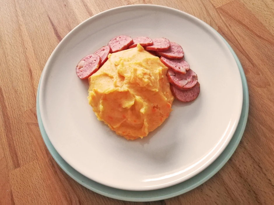 Karotten-Kartoffelp&uuml;ree mit W&uuml;rstel