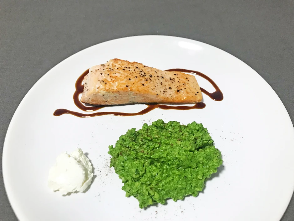 Hirsotto mit gebratenem Lachs