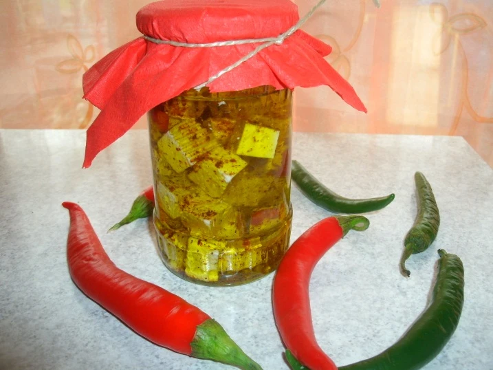 Eingelegter Chili Feta