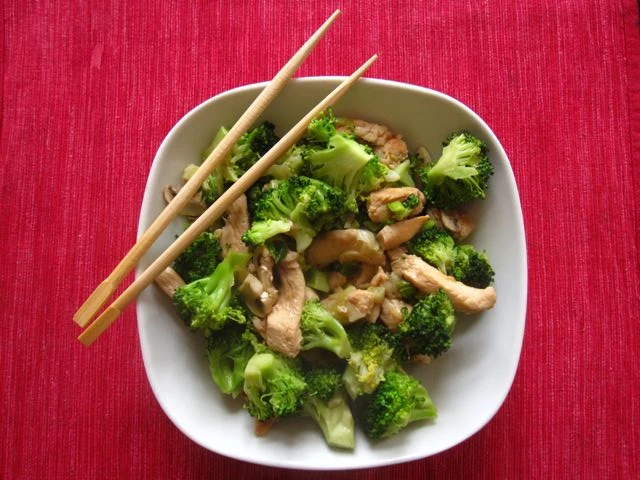 Ingwer-Brokkolih&auml;hnchen aus dem Wok