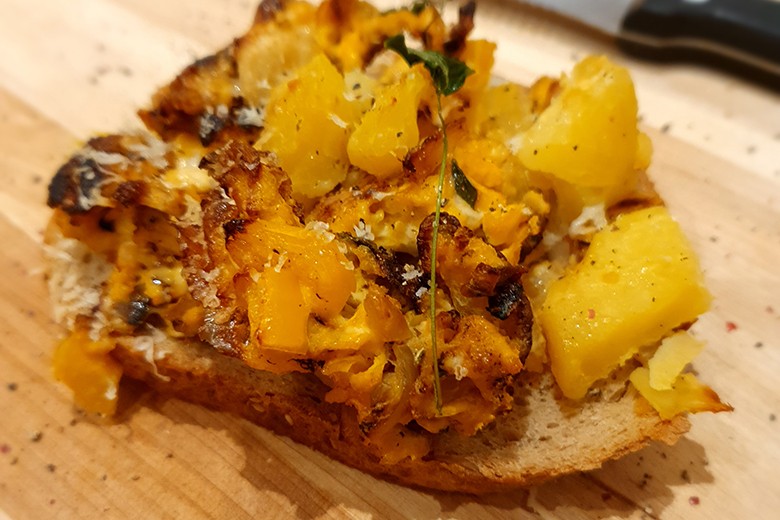 Überbackenes Brot mit Eierspeise