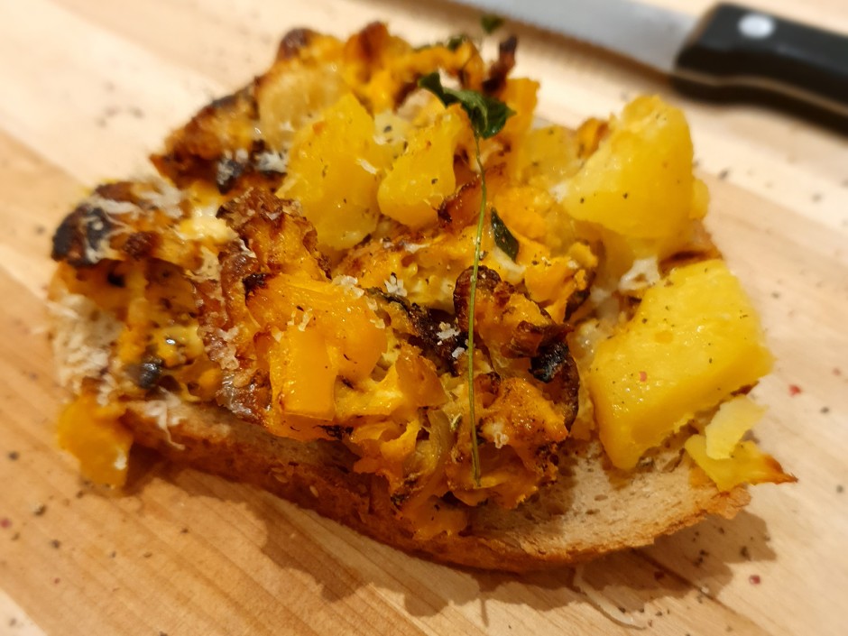Überbackenes Brot mit Eierspeise
