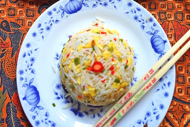 Mandarinreis mit Hühnersuppe, Ei, Pfefferoni und Petersilie