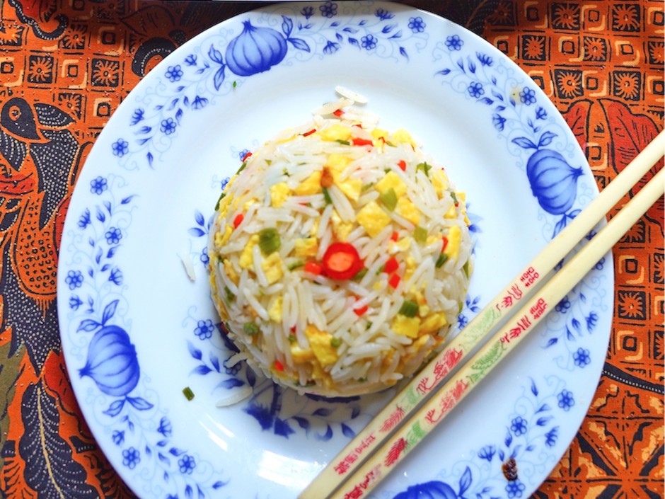Mandarinreis mit Hühnersuppe, Ei, Pfefferoni und Petersilie