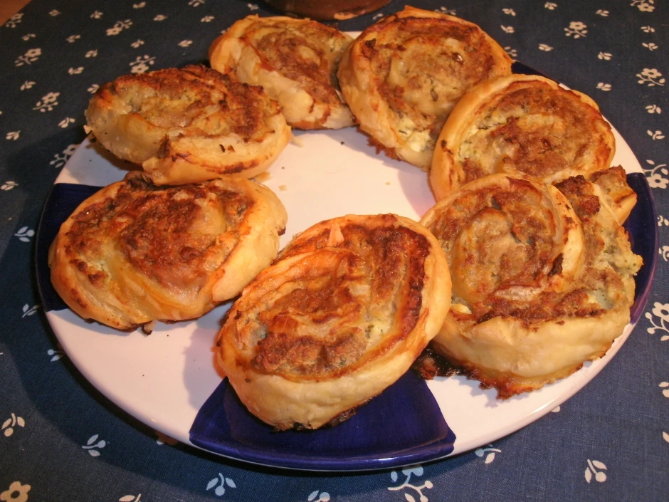 Bl&auml;tterteigschnecken mit faschierter F&uuml;llung