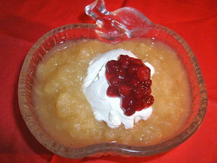 Apfel-Ingwer-Kompott mit Sauerrahm und Preiselbeeren