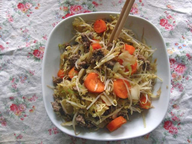 Hackfleisch im Wok mit Sojasprossen und Kraut