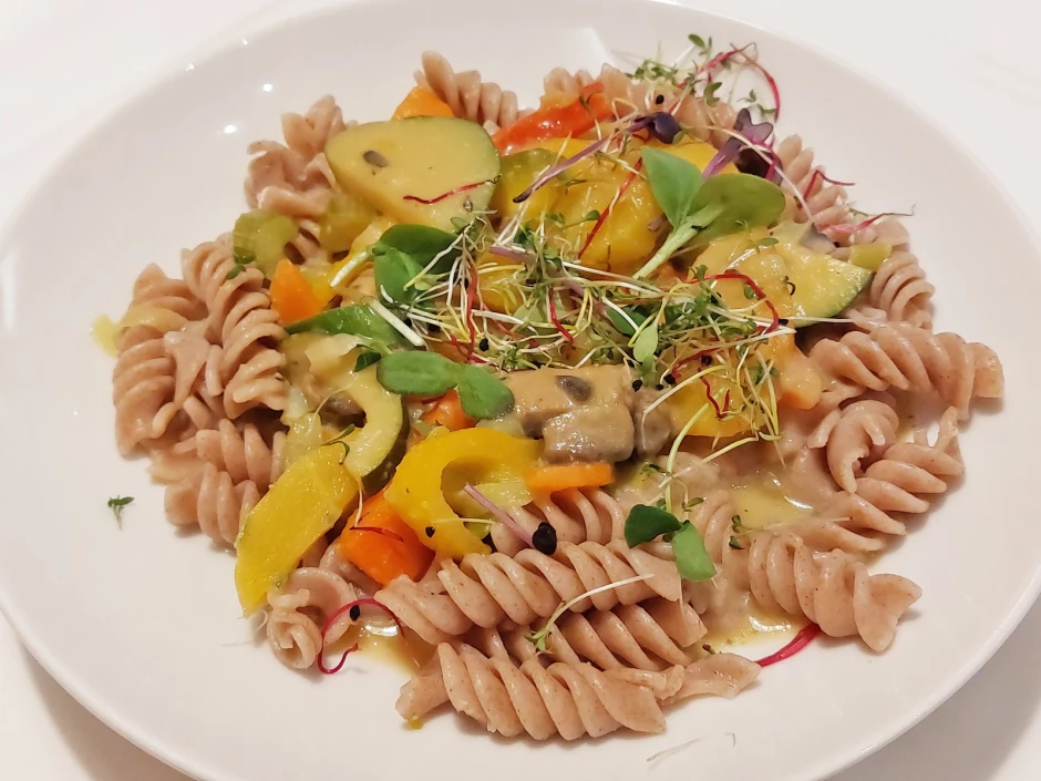 Vollkornspiralen mit Gem&uuml;sesauce