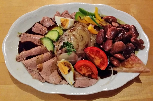 Saures Rindfleisch mit Kürbiskernöl