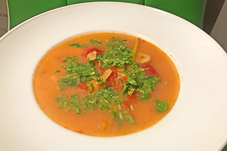 Paradeiser-Kokos-Suppe mit Garnelen