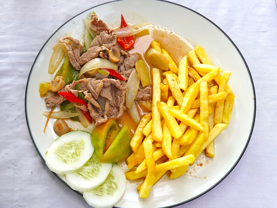 Cap Cay mit Hühnerfleisch und Pommes frites alla Coco Loco