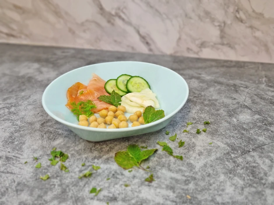 Poke Bowl mit Kichererbsen und Lachs