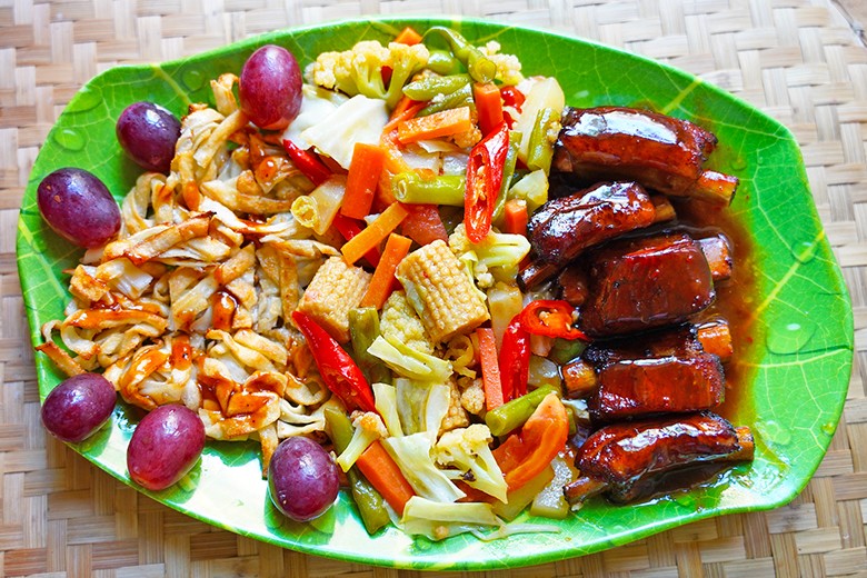 Knusprige Nudeln mit Cap Cay und Babyribs Sanur Beach