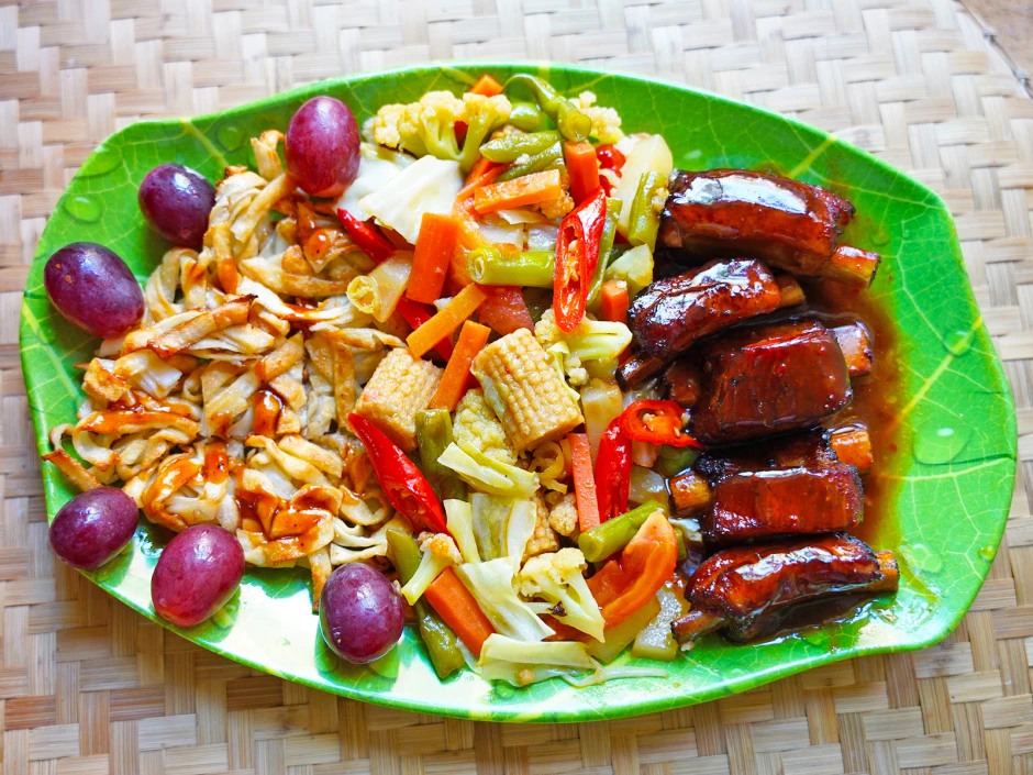 Knusprige Nudeln mit Cap Cay und Babyribs Sanur Beach