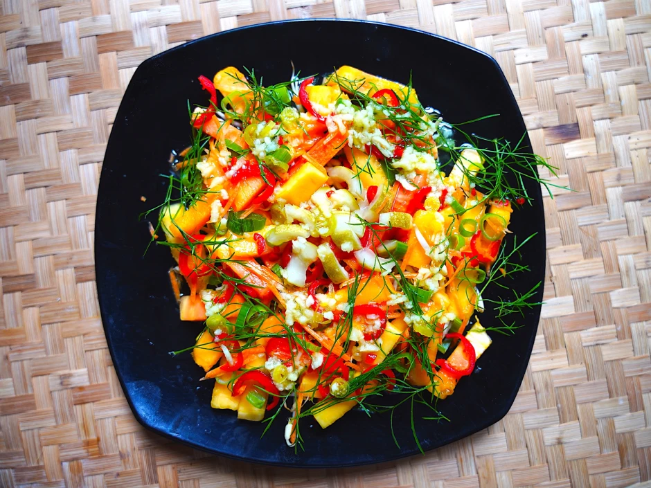 Gemischter Salat mit Tomaten, Ananas und Papaya