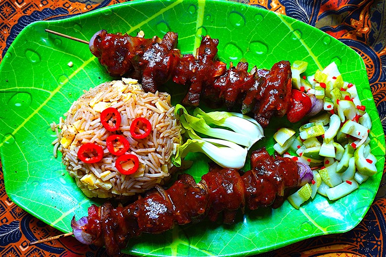 Rindfleisch-Spieße mit BBQ-Sauce und Reis alla Delicio