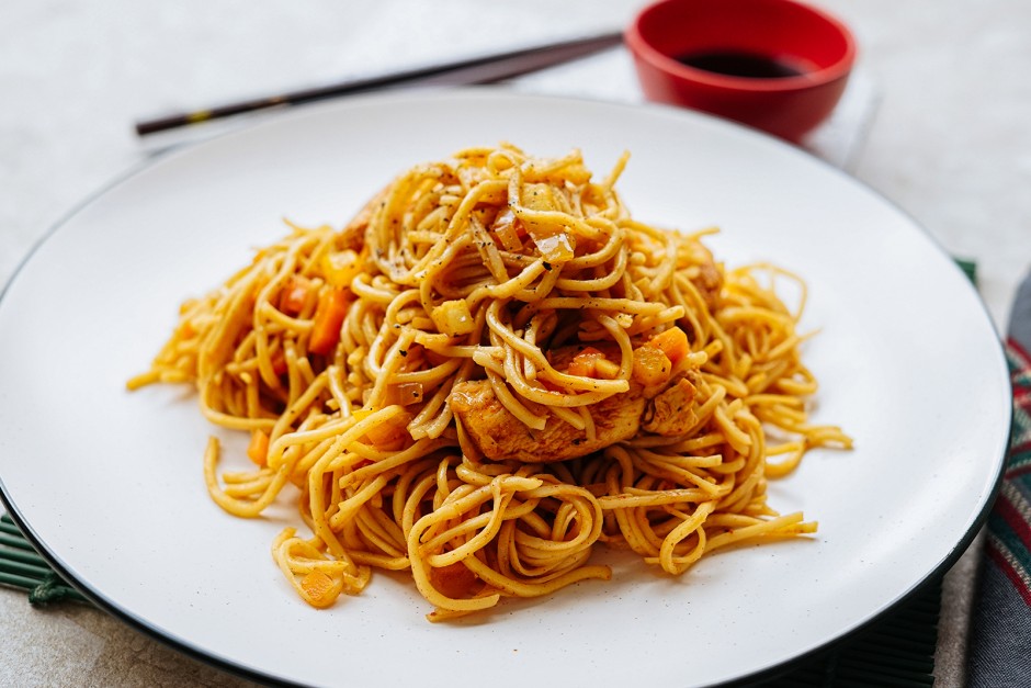 Chinesische Nudeln mit Hühnerfleisch und Gemüse