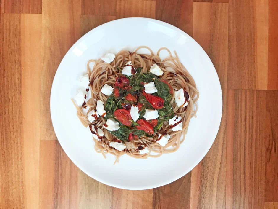 Vollkornspaghetti mit Rucola, Paradeisern und Ziegenfrischk&auml;se